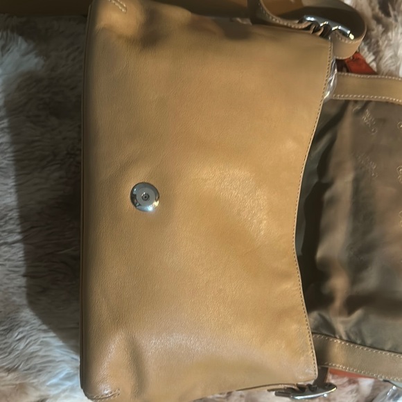 Elegant Tan Leather Shoulder Bag - Picture 7 of 10